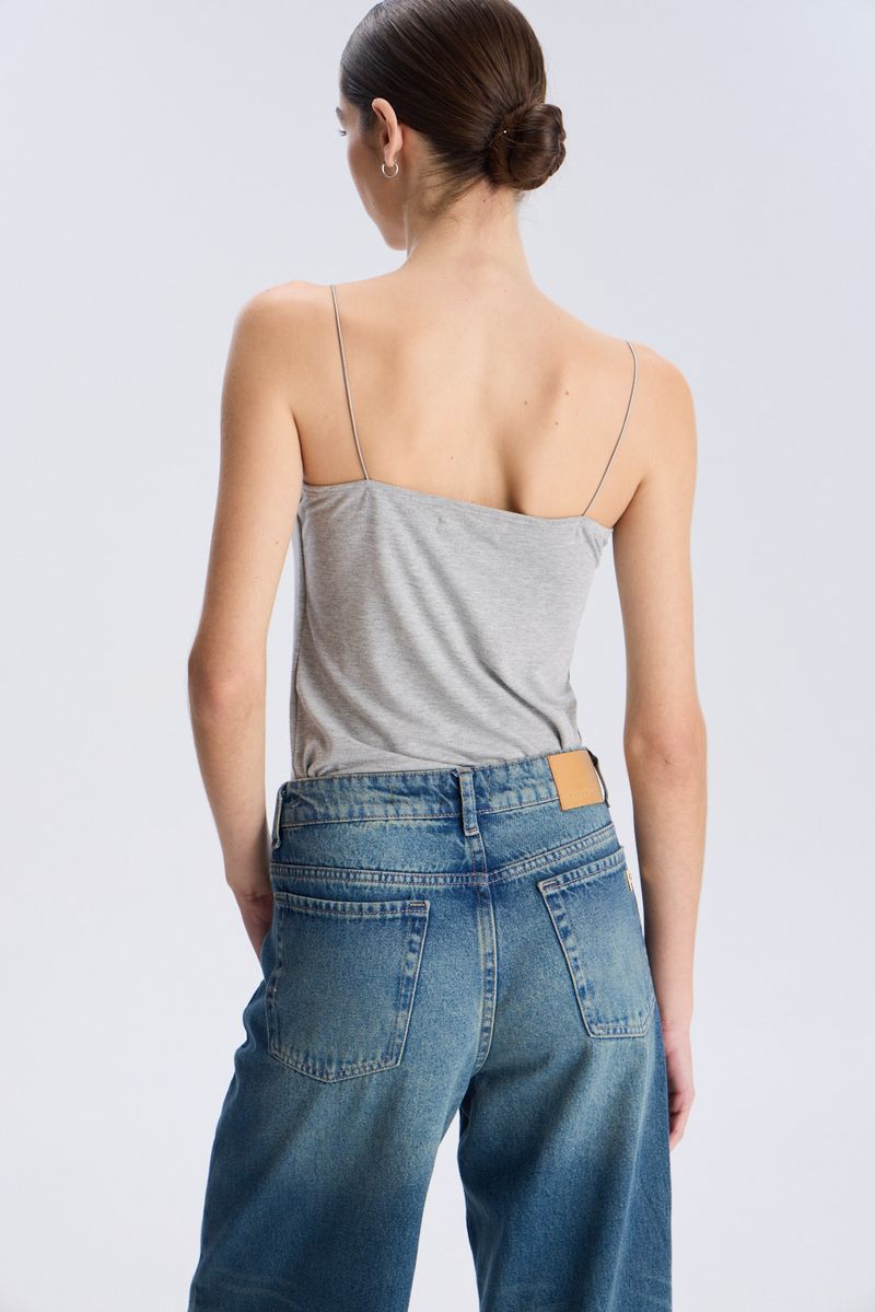 REMERA CON BRETELES LARA