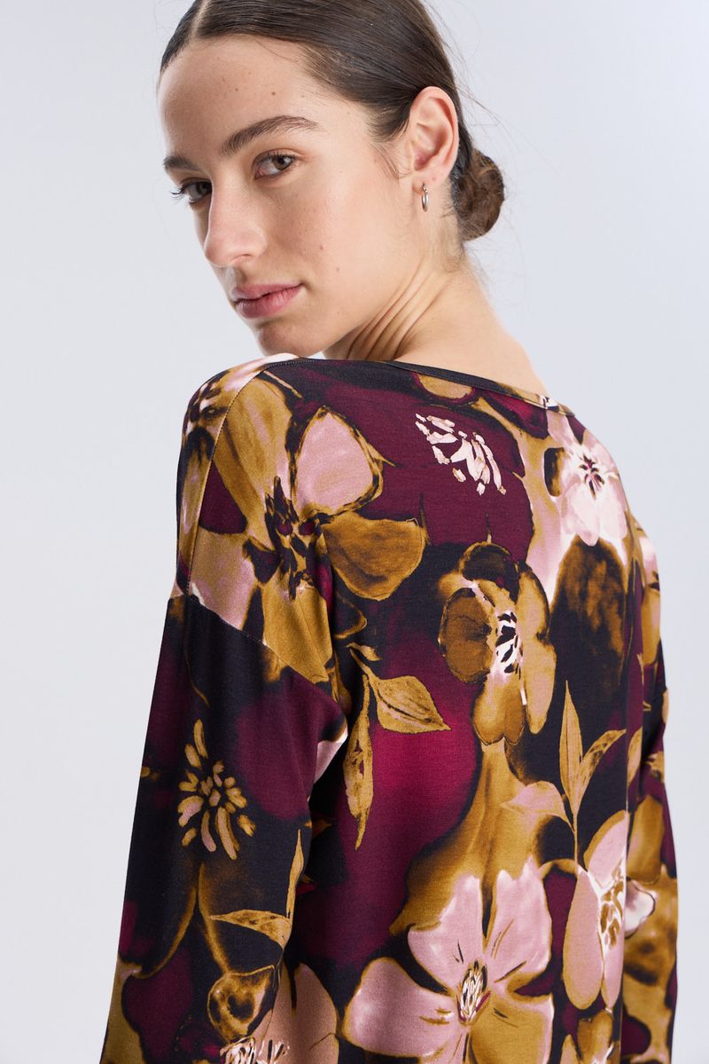 REMERA ESTAMPADA FLORES