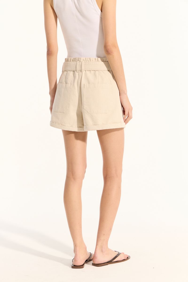 SHORT GABARDINA CON CINTO LEO