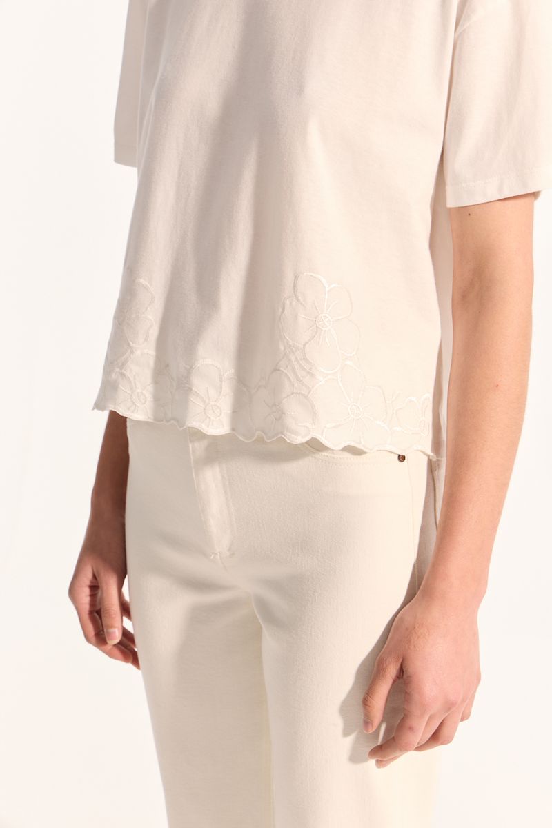 REMERA BORDADA DAFNE